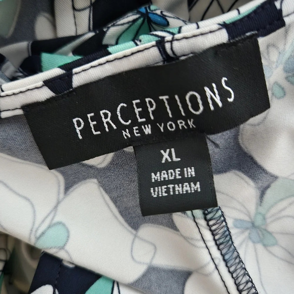 Pretty Floral Dress - Picture 5 of 7